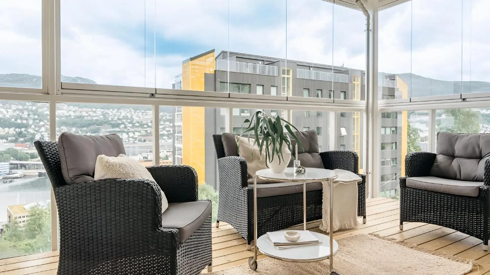 Roomsly - Panoramic View Apartment Bergen