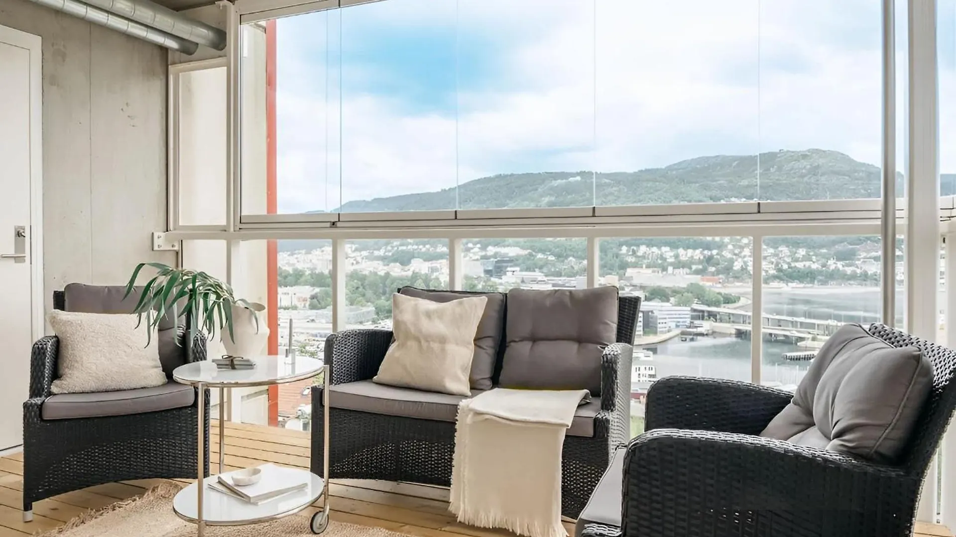 Roomsly - Panoramic View Apartment Bergen